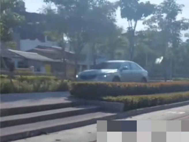 高雄綠園道遭轎車闖入，行駛一段距離才又轉離開，全程被民眾拍下傻眼直呼「怎麼上去的」。（翻攝自「社會事新聞影音」／任義宇高雄傳真）