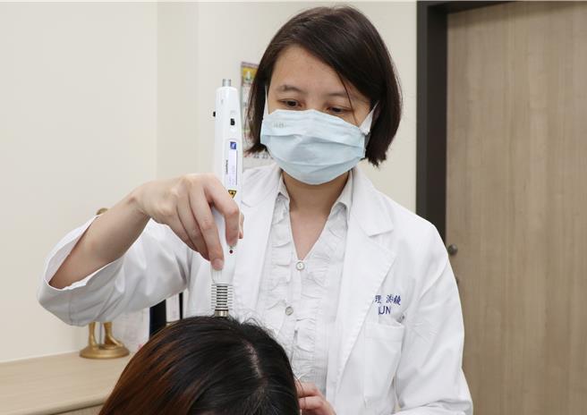 仁爱长庚合作联盟医院中医科主任洪怡錂15日说明，雷射针灸是使用低能量雷射刺激穴道的新型治疗方式，病患不会感觉疼痛，亦不会发生穿刺可能造成的局部瘀血或感染，相较安全。（仁爱长庚合作联盟医院提供／潘虹恩台中传真）