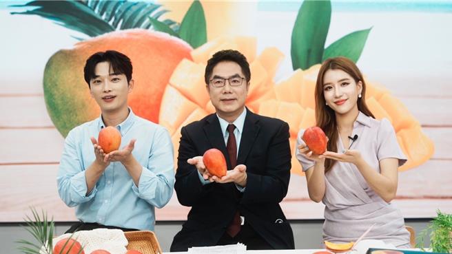 台南市長黃偉哲（中）化身「韓式歐巴」賣力推銷台南芒果，禮盒火速售罄，短短40分鐘內賣出3公噸。（台南市政府提供／張毓翎台南傳真）