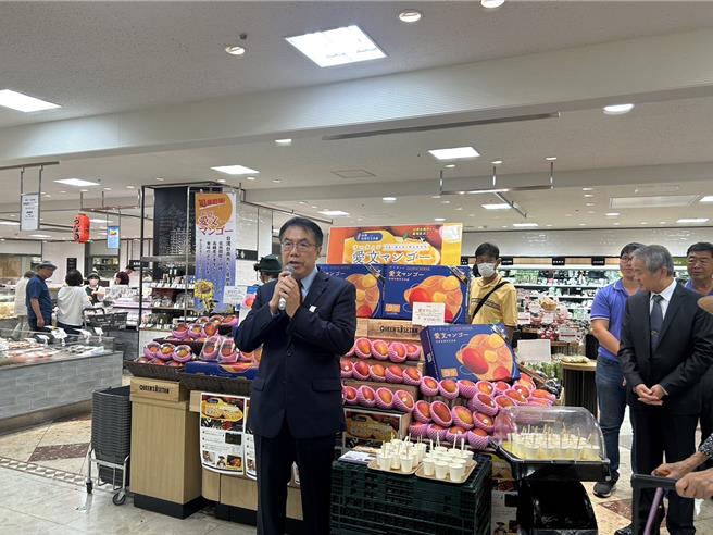 台南市長黃偉哲日前出席日本高階精品超市的台南芒果上架記者會。（台南市政府提供／張毓翎台南傳真）