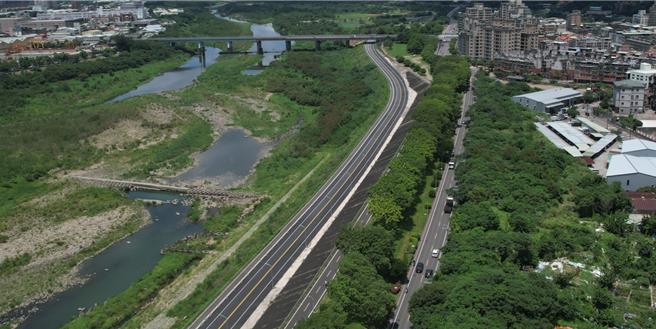 大汉溪堤外水岸廊道串联暨周边环境改善工程」于今(15)日完工，预计18日中午12时开放通行。(新北市水利局提供)