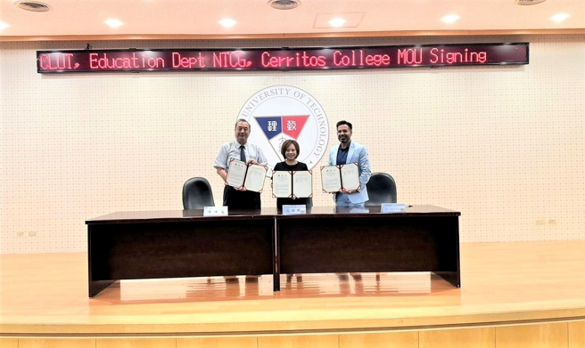 簽署MOU，致理科技大學陳珠龍校長(左)、新北市教育局高詩琪專門委員(中)、喜瑞都學院Dr.J。(照片/新北市政府教育局提供)