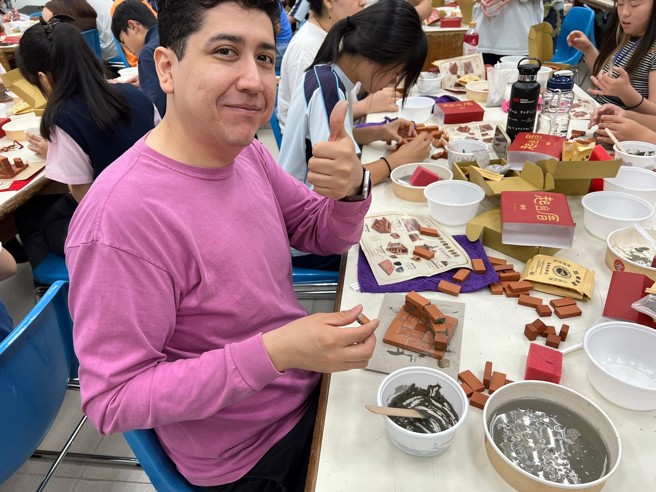 美國學生Albert+Vasquez體驗臺灣特色紅磚模型製作活動。(照片/新北市政府教育局提供)