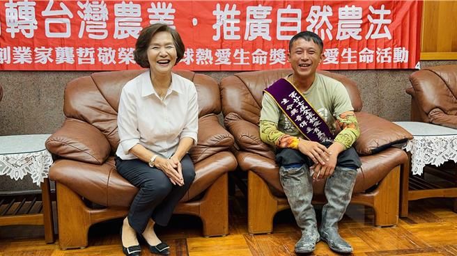 宜兰县长林姿妙（左）今公开表扬「第27届全球热爱生命奖章」宜兰得主龚哲敬（右）。（吴佩蓉摄）