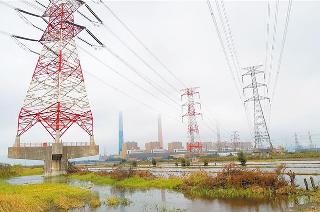 因應AI用電暴增，經濟部今發布新版「2023年度全國電力資源供需報告」，表示未來每年用電成長約2.8％。但是報告預估夜間備轉容量率在2030年後，都有高達23％以上，卻有灌水嫌疑。(資料照)