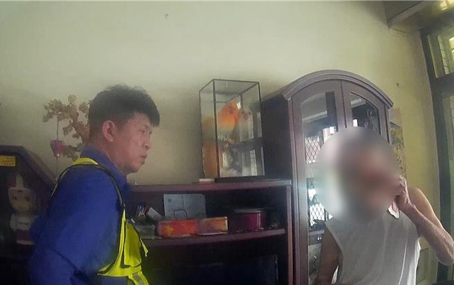 中市80岁黄姓老翁11日在住处附近见警车途经，拦车向警投诉「家中电话坏了！」，员警以为他遇上诈骗集团催缴话费诈骗，热心进他家关心，原来黄翁苦无手机联繫报修，灵机一动找上员警帮忙，员警立即联繫客服协助报修，黄翁才安心感谢相助。（民眾提供／陈淑芬台中传真）