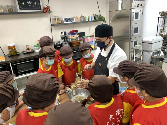 食品職群推出的「鳳梨雙重奏」課程，鼓勵學生利用在地食材發揮創意，同時學習食品加工技能，這門課程也獲得了職探中心教案競賽的特優獎。(照片/教育部國教署提供)