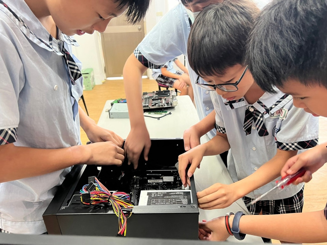 嘉義縣立水上國中示範中心，開辦電機與電子課程，提供學生學習的場域，並在探索未來職涯方向的同時，培養正確的職業價值觀。(照片/教育部國教署提供)