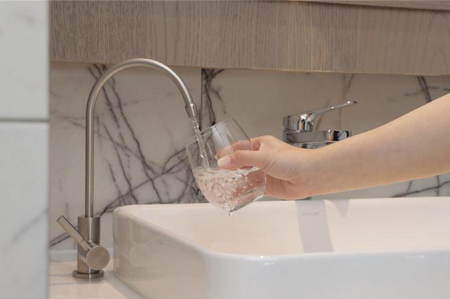 高雄洲際酒店在每個房間內裝設濾水設備，減少瓶裝水使用量。圖／高雄洲際酒店提供