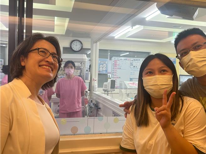 副总统萧美琴14日秘密造访位台中知名生殖医学中心：茂盛医院，并与医护及病患合影。（简佳裕提供／冯惠宜台中传真）