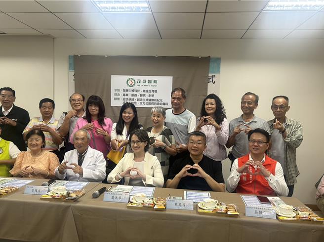 副总统萧美琴14日秘密造访位台中知名生殖医学中心：茂盛医院，并与医护合影。（简佳裕提供／冯惠宜台中传真）