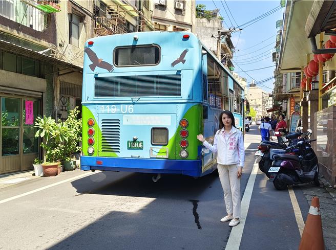 基隆市议员许睿慈表示，基隆市公车在最近1个半月以来，陆续发生28起行驶过程中发生故障，致使抛锚在路边的状况，市府却在此时撤换公车处长，她认为市府此举无助解决问题，反而可能导致管理混乱。（议员许睿慈服务处提供／张志康基隆传真）