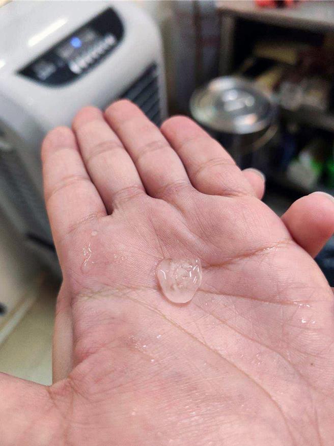 台南市永康區15日下午4點多降下大雷雨時，一度出現冰雹。（讀者提供／洪榮志台南傳真）