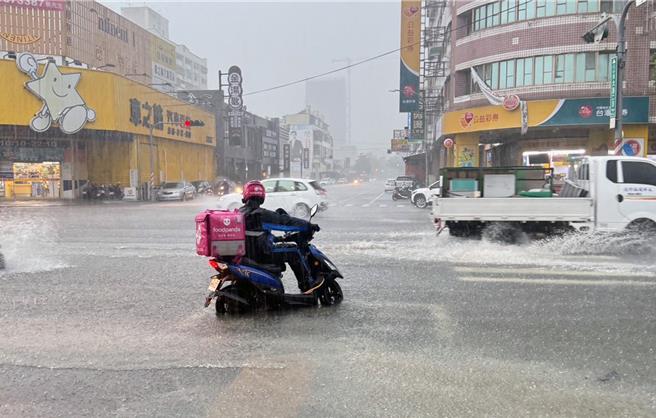 台南市永康區15日下午4點多降下大雷雨時，永大路二段一度傳出積水。（讀者提供／洪榮志台南傳真）