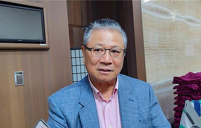 緯創董事長林憲銘出席新書發表會後，指出許多企業已經發現AI在商用的價值，預期會帶動企業AI的採購潮。（圖／柳名耕攝）