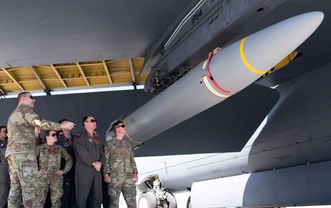 美国空军在关岛进行高超音速武器训练，首次公开B-52H轰炸机搭载高超音速导弹AGM-183A照片。（图／美国空军）