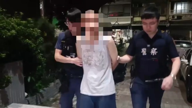 三重一對蔡姓姐弟在住家內因為做家事起糾紛，弟弟持刀砍殺姊姊，女子刀刺腹中送醫急救。（翻攝畫面）