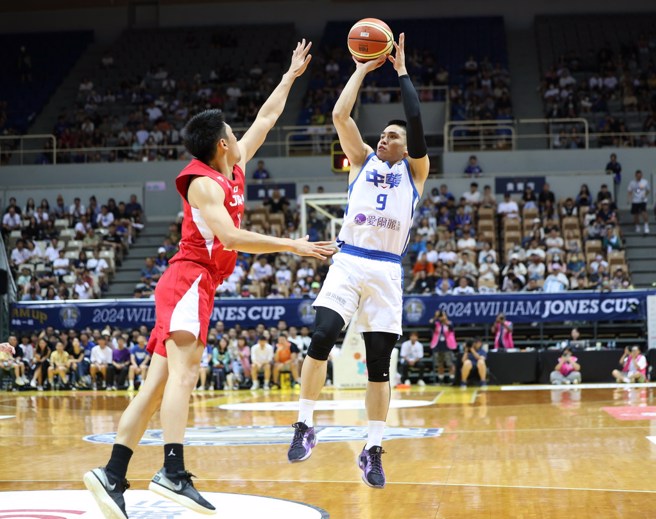 陈盈骏(右)15日贡献20分。(中华篮协提供)