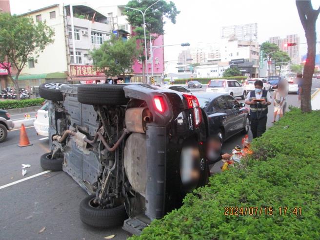 高雄市三民区民族一路于今天傍晚下班尖峰时段，一辆黑色休旅车疑似恍神，连撞2车翻覆于路中间影响通行，所幸没有造成人员受伤。（警方提供／任义宇高雄传真）