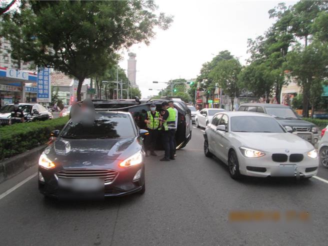 高雄市三民区民族一路于今天傍晚下班尖峰时段，一辆黑色休旅车疑似恍神，连撞2车翻覆于路中间影响通行，所幸没有造成人员受伤。（警方提供／任义宇高雄传真）