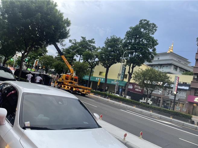 因车祸发生于尖峰时段严重影响通行，许多用路人行经该处纷纷查看车祸情况，直呼「怎么开的」。（民眾提供／任义宇高雄传真）