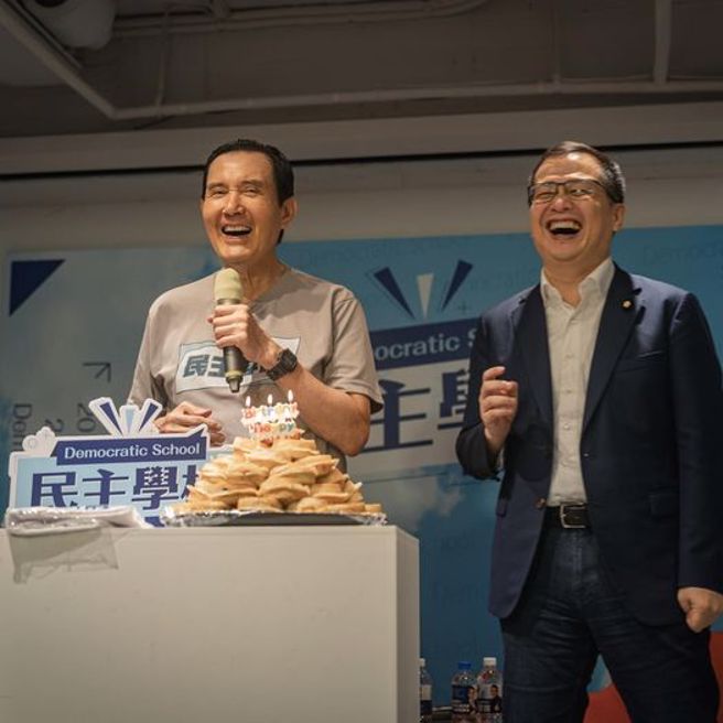 帮马英九(左)庆祝74岁生日，罗智强(右)献上「车轮饼蛋糕」，内馅全是马英九最爱的红豆口味。（图／取自罗智强脸书）