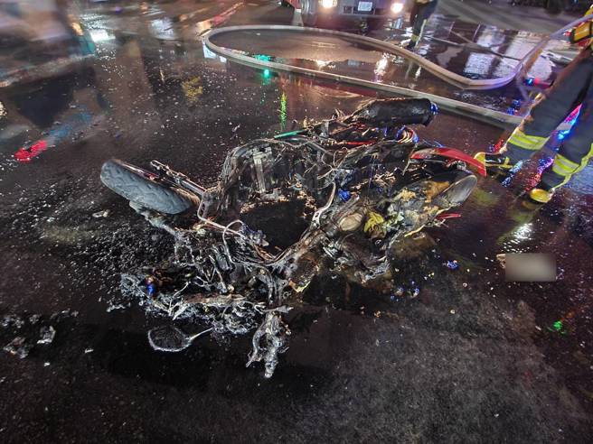 男子的機車自摔後起火，消防隊到場撲滅火勢。（翻攝畫面）