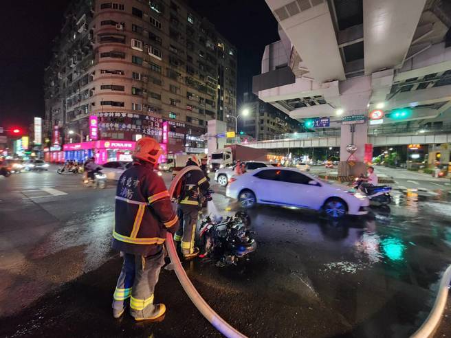 男子的機車自摔後起火，消防隊到場撲滅火勢。（翻攝畫面）