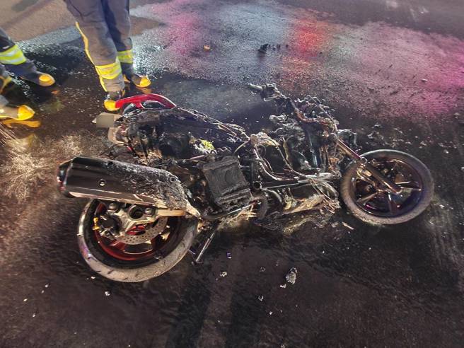 男子的機車自摔後起火，消防隊到場撲滅火勢。（翻攝畫面）
