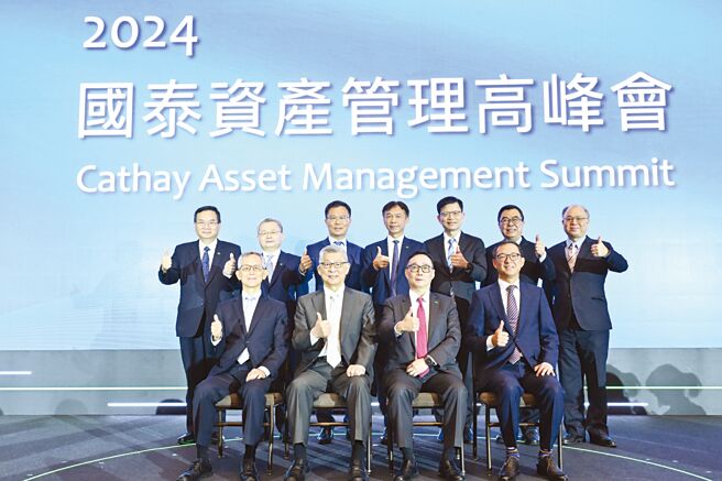 国泰金控长期将「以客户为中心」做为经营理念，并将为客户创造价值视为使命，以集团角度相互协作，扩展资产管理的能力与服务范畴。国泰金控董事长蔡宏图（前排左二）与国泰人寿董事长熊明河（前排左一）、国泰世华银行董事长郭明鑑（前排右二），及国泰世华银行副董事长蔡宗翰（前排右一）带领团队参与盛会。图／国泰金控提供