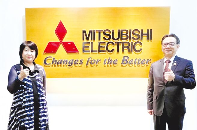 三菱电机FA系统事业本部长竹内敏惠（左）与三菱电机台湾代表川合敏生。图／陈逸格