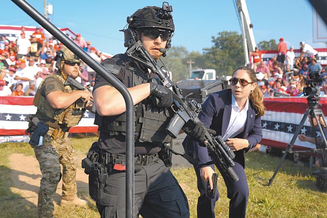 美国前总统川普在竞选活动中遭枪击，美国特勤局人员立刻全面警戒。（美联社）