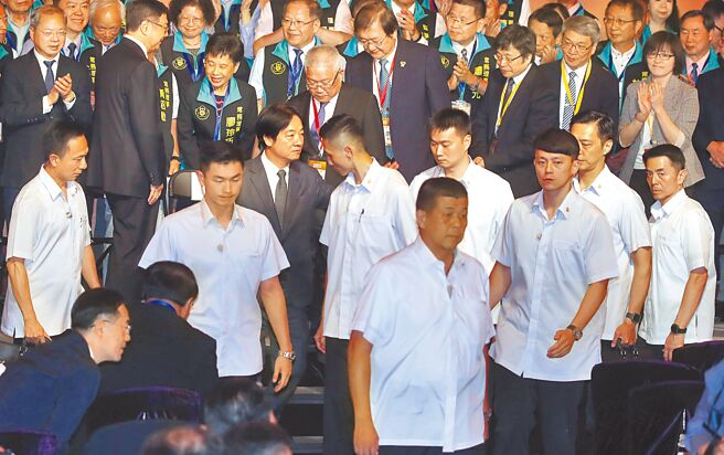 美国前总统川普遭枪击，赖清德总统（前排左三）14日晚间出席药师公会晚宴，特勤维安人员围着他，做好严密的维安措施，同时因行政院长卓荣泰（后排左二）也同台，维安负担更重。（刘宗龙摄）