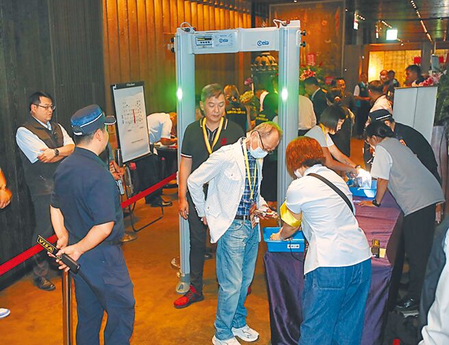 美国前总统川普在选举造势场合遭枪击，引起世界各国关注。赖清德总统14日出席药师公会活动前，维安人员绷紧神经，对参加人士严格安检。（刘宗龙摄）