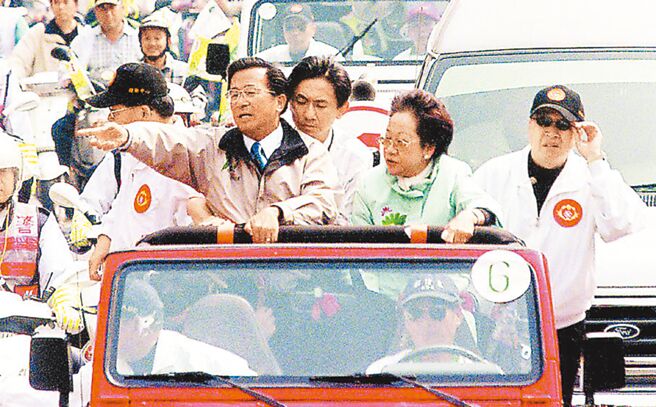 美国前总统川普遇刺，让人联想到2004年台湾的319枪击案，时任正副总统陈水扁（前排左）、吕秀莲（前排右）扫街时遭枪击，但该案迄今真相未明。（本报资料照片）