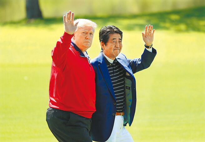 大陸軍事專家認為，川普（左）目前選舉占優勢，自導自演機率不高，與其說像319案，更像前日相安倍晉三（右）遇刺身亡事件。圖為2019年川普與安倍合影。（路透）