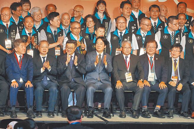 赖清德总统（前排中）及行政院长卓荣泰（前排左三）14日出席药师公会全联会会员代表大会晚宴，并与药师公会全联会理事长黄金舜（前排右三）及理监事们一起合影。（刘宗龙摄）