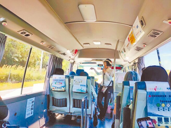 花蓮太平洋南島聯合豐年節19日至21日將在德興大草坪登場，花蓮縣原住民行政處今年首次推出免費接駁導覽服務，由專業導遊、領隊在車上介紹活動內容及特色，讓民眾快速掌握資訊。（花蓮縣政府提供／羅亦晽花蓮傳真）