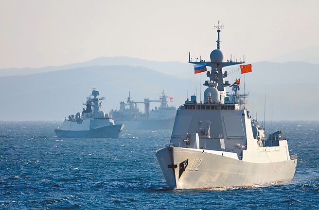 近日，中俄海軍聯合軍演與美國為首的環太平洋多國軍演，同時在關島東西兩側的太平洋地區展開，對抗意味十足。圖為2021年10月的中俄聯合軍演。（新華社）