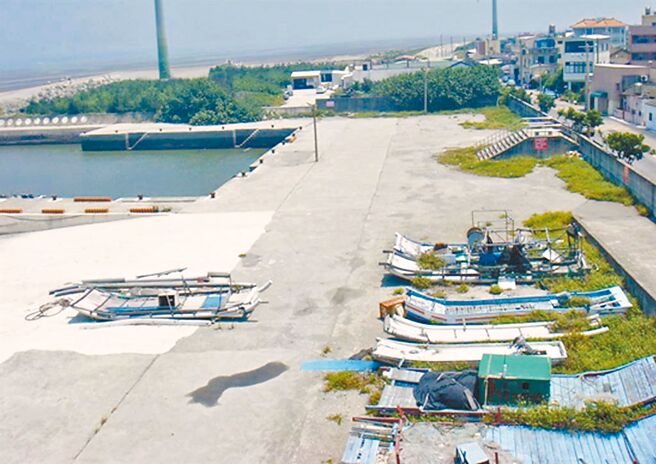 台中市有5座二類漁港，每年受強勁東北季風挾帶飛沙侵襲造成嚴重淤積，北汕與五甲漁港使用率低。（本報資料照）