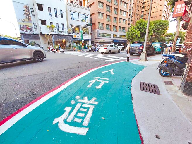 高雄早期部分人行道存在「缺角」問題影響行人安全，高雄市交通局採標線型人行道將缺角補齊，路權團體建議還是要朝實體化目標加強保障行人安全。（任義宇攝）