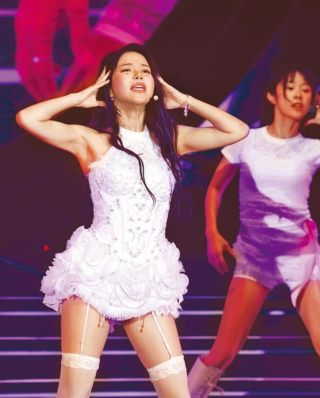 頌樂14日在台舉行個人演唱會，舞台上展現超強的唱跳實力。（陳俊吉攝）