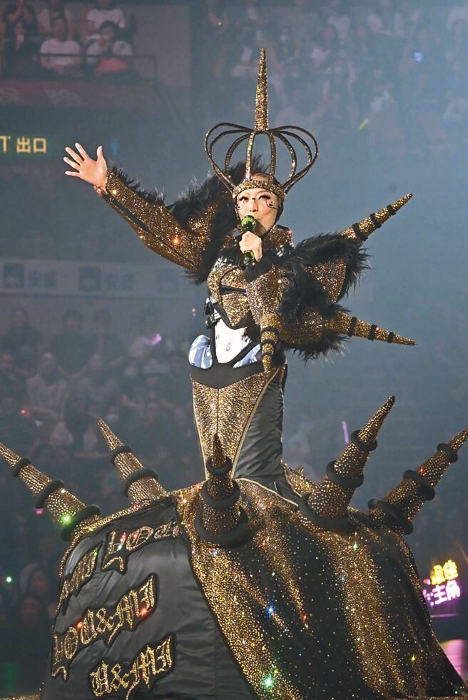 鄭秀文新巡演造型多變，成為歌迷熱議話題。（明報提供）