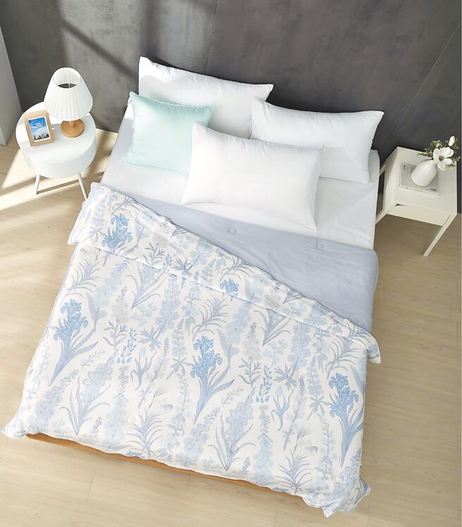 Global Mall新北中和店推寢室物語「COOL冰紗涼感夏被」，原價8000元、會員獨享價1980元。（Global Mall提供）