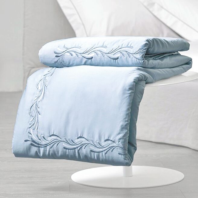 漢神百貨的寬庭「海韻純棉刺繡雙色涼夏被」，原價1萬8900元、特價7380元。（漢神百貨提供）