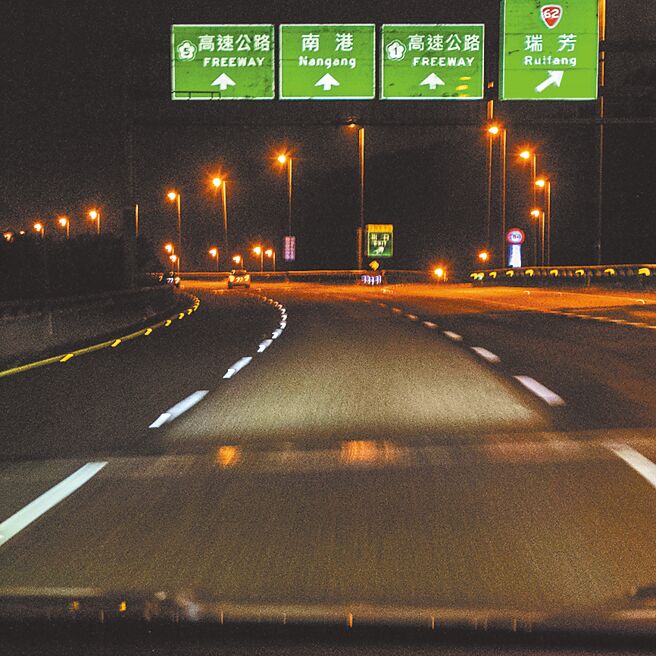 高解析度LED矩陣式頭燈系統可投射出「光毯」照亮前方景像，同時照亮號誌。（陳大任攝）