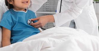 孩子過敏看診！2句話補刀爸媽 醫讚：有前途