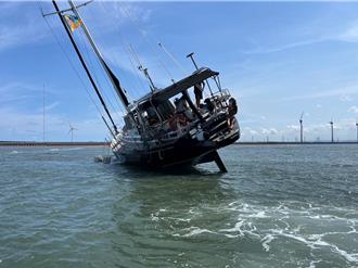 宜蘭學生跳島環台！帆船擱淺傾斜超驚險  台中海巡迅速救援