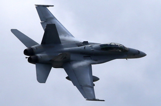 影》纏鬥？！F-18戰機驚險飛越俄Su-30前