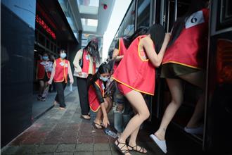 外籍粉紅兵團入侵！攻占萬華13據點 遭警查獲送辦